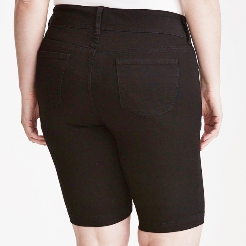 Torrid 24 Shorts Stretchy Bermuda Jeggings Black - Picture 2 of 2